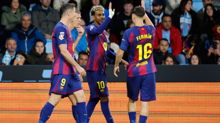 El Barcelona celebra el 2-3 al Celta en Balaídos en el partido que cierra la jornada 12 en Primera División