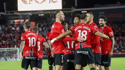 Los jugadores celebran el gol de Muriqi