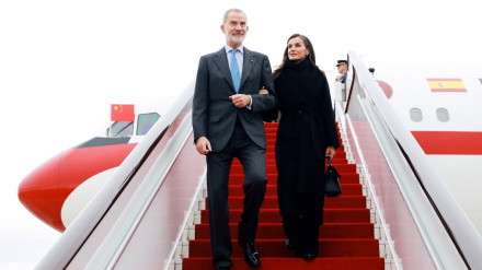 Los Reyes Felipe VI y Letizia tras aterrizar en el Aeropuerto Internacional de Chengdu