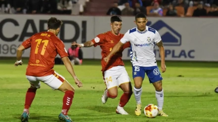 Una acción del Alcalá-Tenerife de primera ronda de la Copa del Rey.