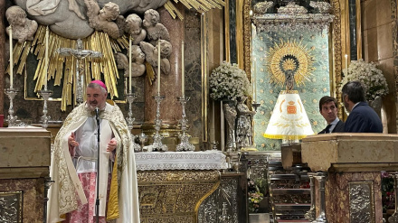 Acto de entrega del manto en el Camarín de la Virgen