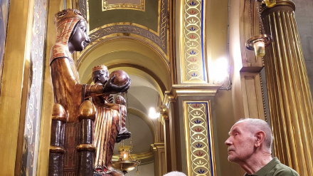 Josep Estruch davant de la Verge de Montserrat