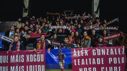 La afición del Pontevedra en Salamanca homenajea a Álex González