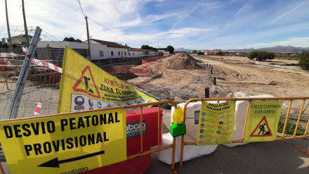 Vallas de obra en la pedanía de Campillo, donde se ejecutan las obras del colector sur