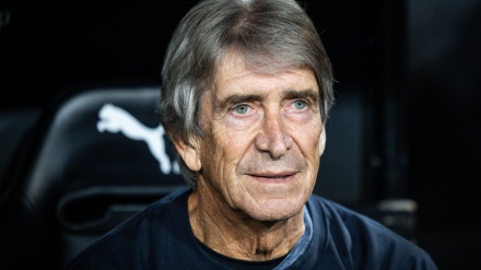 November 9, 2025, Valencia, Spain, Spain: Manuel PELLEGRINI of Real Betis Balompie during the LaLiga match between Valencia CF and Real Betis Balompie at Estadi de Mestalla on November 09, 2025 in Valencia, Spain. Omar Arnau (Credit Image: ©  Matthieu Mirville/ZUMA Press Wire)