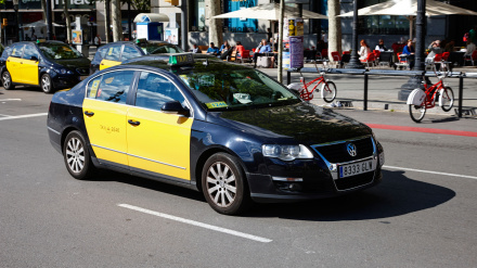 Taxi negro y amarillo en el centro de Barcelona, ​​Cataluña, España