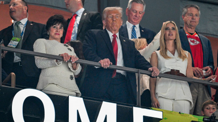 Donald Trump, en el palco del Northwest Stadium en el partido de la NFL entre Washington Commanders y Detroit Lions