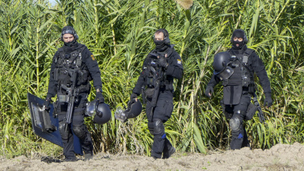 Agentes de policía desplegados frente a la nave en la que se encuentra atrincherado en Isla Mayor (Sevilla)