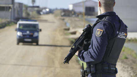 Agentes de policía desplegados frente a la nave en la que se encuentra atrincherado en Isla Mayor (Sevilla)