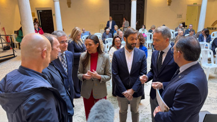 Carmen Conesa, consejera del Gobierno de la Región de Murcia, Juan Francisco Martínez, director del ITREM y el alcalde de Lorca, Fulgencio Gil, departiendo con miembros del evento que se celebra en el Palacio de Guevara