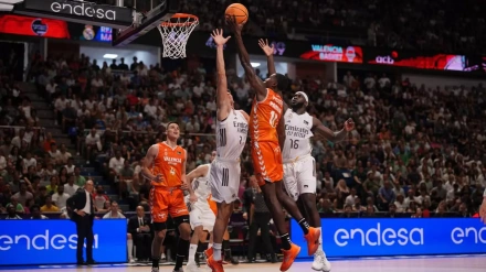 Moore penetra ante la defensa del Madrid en la final de la Supercopa