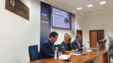 La presidenta de Cepyme, entre los presidentes de Ceclor y Croem, durante un acto empresarial en Lorca