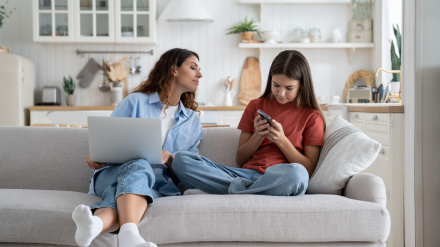 Una madre vigila el contenido que su hija sube a las redes sociales
