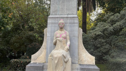 Pintada en el monumento a Muñoz Chaves en el Paseo de Cánovas