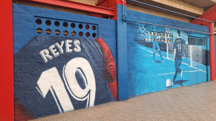 Mural de José Antonio Reyes en el estadio Francisco de la Hera