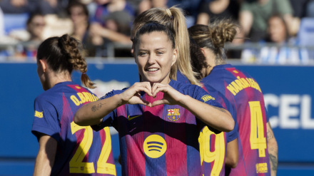 La jugadora del FC Barcelona Claudia Pina celebra tras marcar el 6-0 ante el Deportivo Abanca durante el partido de Liga F disputado este domingo en el estadio Johan Cruyff en Barcelona. EFE/Marta Pérez