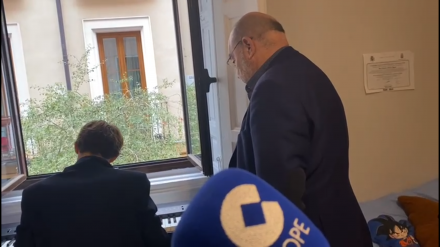 Edu, uno de los jóvenes del piso de emancipación, toca el piano para Ángel Exposito