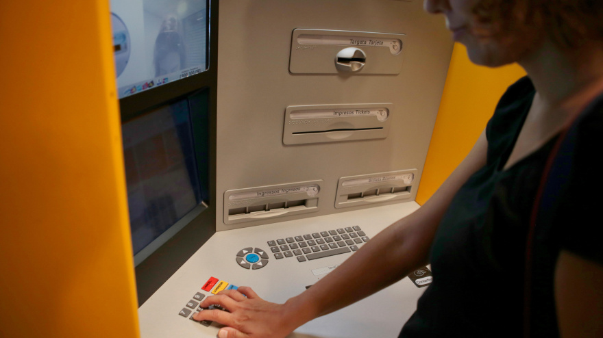 Utilizar una tarjeta de crédito en un cajero automático sin contacto en España