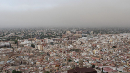 Panorámica de la ciudad de Lorca con un velo de contaminación por partículas de polvo en suspensión