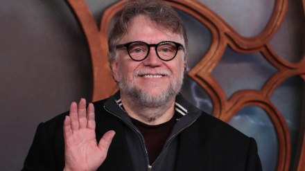 El cineasta mexicano Guillermo del Toro posa durante la alfombra roja de la película de 'Frankenstein'