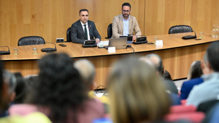 El presidente de la Diputación de Granada, Francis Rodríguez, junto al diputado de Agua, Promoción Agraria y Medio Ambiente, Antonio Mancilla, en la jornada informativa de la situación actual del Servicio Provincial de Recogida de Residuos Municipales..El presidente de la Diputación de Granada, Francis Rodríguez, junto al diputado de Agua, Promoción Agraria y Medio Ambiente, Antonio Mancilla, ha presidido la jornada informativa de la situación actual del Servicio Provincial de Recogida de Residuos Municipales