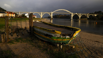 Playa y puente de O Pedrido, en Bergondo (A Coruña)