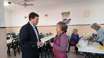(Foto de ARCHIVO)El presidente del Puerto de Huelva, Alberto Santana, y la presidenta del Comedor Social Virgen de la Cinta, Carmen Vázquez.REMITIDA / HANDOUT por COMEDOR SOCIAL VIRGEN DE LA CINTAFotografía remitida a medios de comunicación exclusivamente para ilustrar la noticia a la que hace referencia la imagen, y citando la procedencia de la imagen en la firma05/4/2024