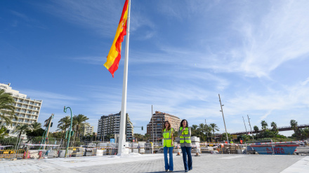 La presidenta de la APA, Rosario Soto, y la alcaldesa de Almería, María del Mar Vázquez, realizan la prueba del izado de la bandera de España que presidirá el Puerto de Almería