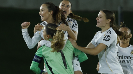 La centrocampista escocesa del Real Madrid Caroline Weir celebra con sus compañeras el gol