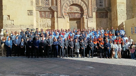 Foto de familia, ante la Mezquita, de las autoridades civiles y eclasiásticas junto a los homenajeados por el Cabildo Catedral.POLITICA ANDALUCÍA ESPAÑA EUROPA CÓRDOBA SOCIEDAD
