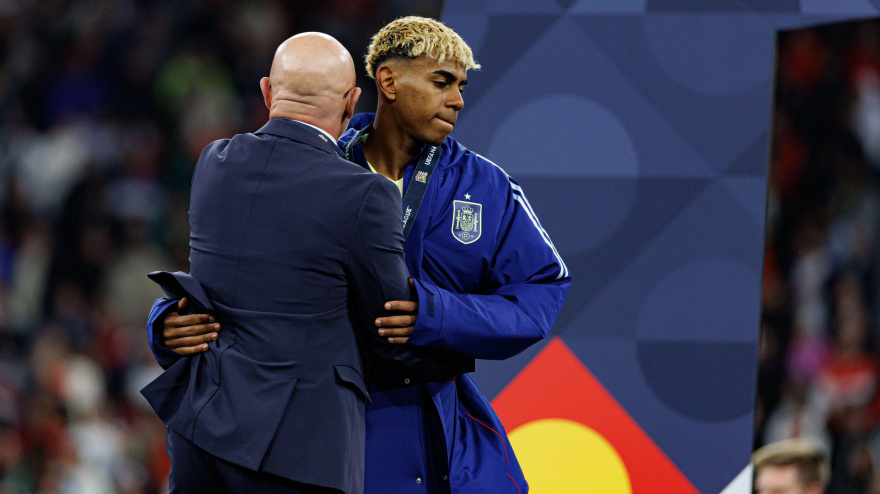 Luis De La Fuente y Lamine Yamal durante la final de la Liga de Naciones de la UEFA 2025 entre las selecciones nacionales de Portugal y España.