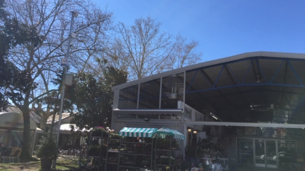 Los comerciantes de la Plaza de Abastos están en la Alameda