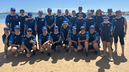 El Dragon Boat rema más allá del cáncer: la iniciativa en Adra que une deporte, superación y autoestima