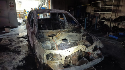 Un Opel Corsa de gasolina que se encontraba en taller de automoción quedó completamente calcinado