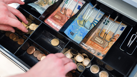 El 57% de los consumidores utiliza efectivo para pagar en establecimientos físicos