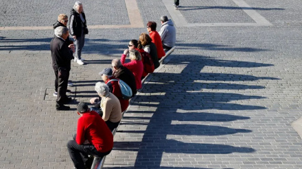 Pensionistas descansan en una plaza