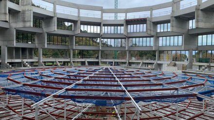 Colocación de la cúpula del auditorio de Bastiagueiro, en Oleiros, A Coruña