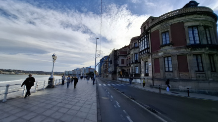 El Muro de San Lorenzo, en Gijón, visto desde el martillo de Capua