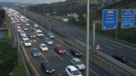Retenciones en la A-8 en Barakaldo