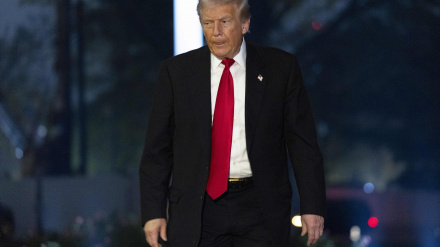 El presidente de Estados Unidos, Donald J. Trump, camina hacia la residencia tras descender del helicóptero Marine One en el jardín sur de la Casa Blanca en Washington, D.C.