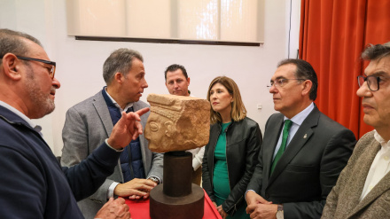 El alcalde, concejales, el director del Museo Arqueológico y el restaurador observan el modillón del castillo