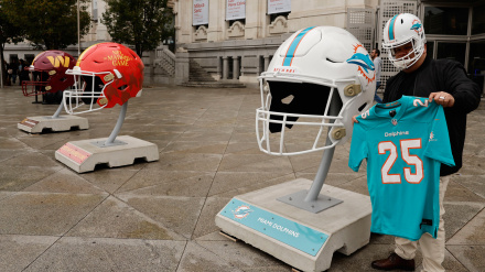 Preparativos en la plaza de Cibeles, en Madrid, con motivo de la celebración de un partido de la NFL en el Santiago Bernabéu