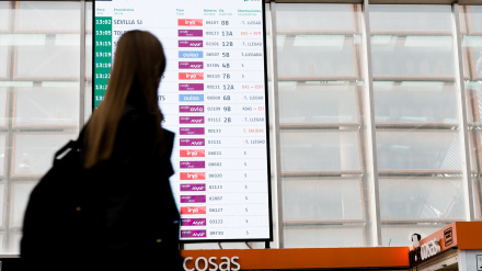 Paneles informativos en la Estación de Madrid - Puerta de Atocha - Almudena Grandes