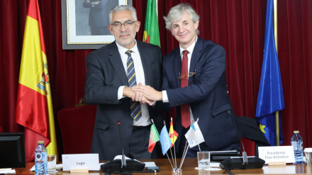 Miguel Fernández recoge el testigo que le cede el alcalde de Viana do Castelo en la presidencia del Eixo Atlántico