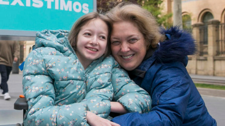 Beatriz Cortés abraza a su hija Clarita