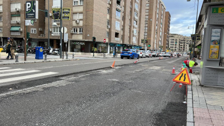 El Ayuntamiento de Granada comienza el asfaltado de la calle Poeta Manuel de Góngora