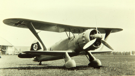 Un avión de la marca Henschel en 1938 con un motor BMW