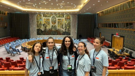 Las cuatro alumnas con la profesora en la sede de la ONU