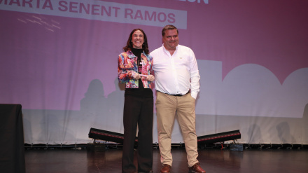 Jesús Mut de Élite Cementos entregó el galardón a Marta Senent
