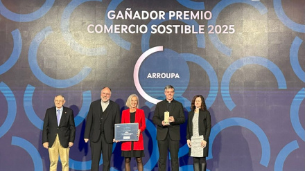 Responsables de Arroupa recogiendo el premio a Empresa Sostenible el año